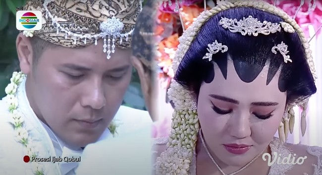 Via Vallen terlihat tampil manglingi dengan paes dan rambut yang disanggul. Sementara Chevra tampil gagah dengan mengenakan beskap di kepalanya. Foto: Indosiar
