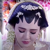 Via Vallen terlihat tampil manglingi dengan paes dan rambut yang disanggul. Sementara Chevra tampil gagah dengan mengenakan beskap di kepalanya. Foto: Indosiar