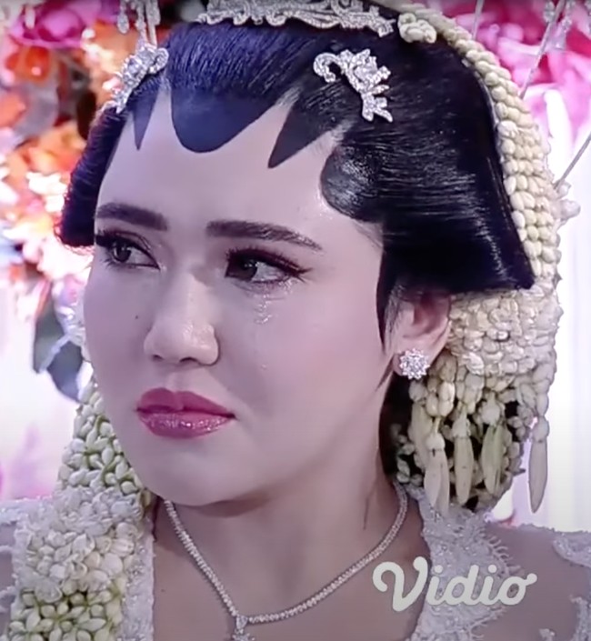 Momen akad nikah Via dan Chevra berlangsung dengan khusuk dan penuh haru. Saat mendengar Chevra mengucapkan ijab kabul, Via sempat terlihat menangis bahagia. Foto: Indosiar