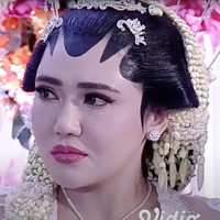Momen akad nikah Via dan Chevra berlangsung dengan khusuk dan penuh haru. Saat mendengar Chevra mengucapkan ijab kabul, Via sempat terlihat menangis bahagia. Foto: Indosiar