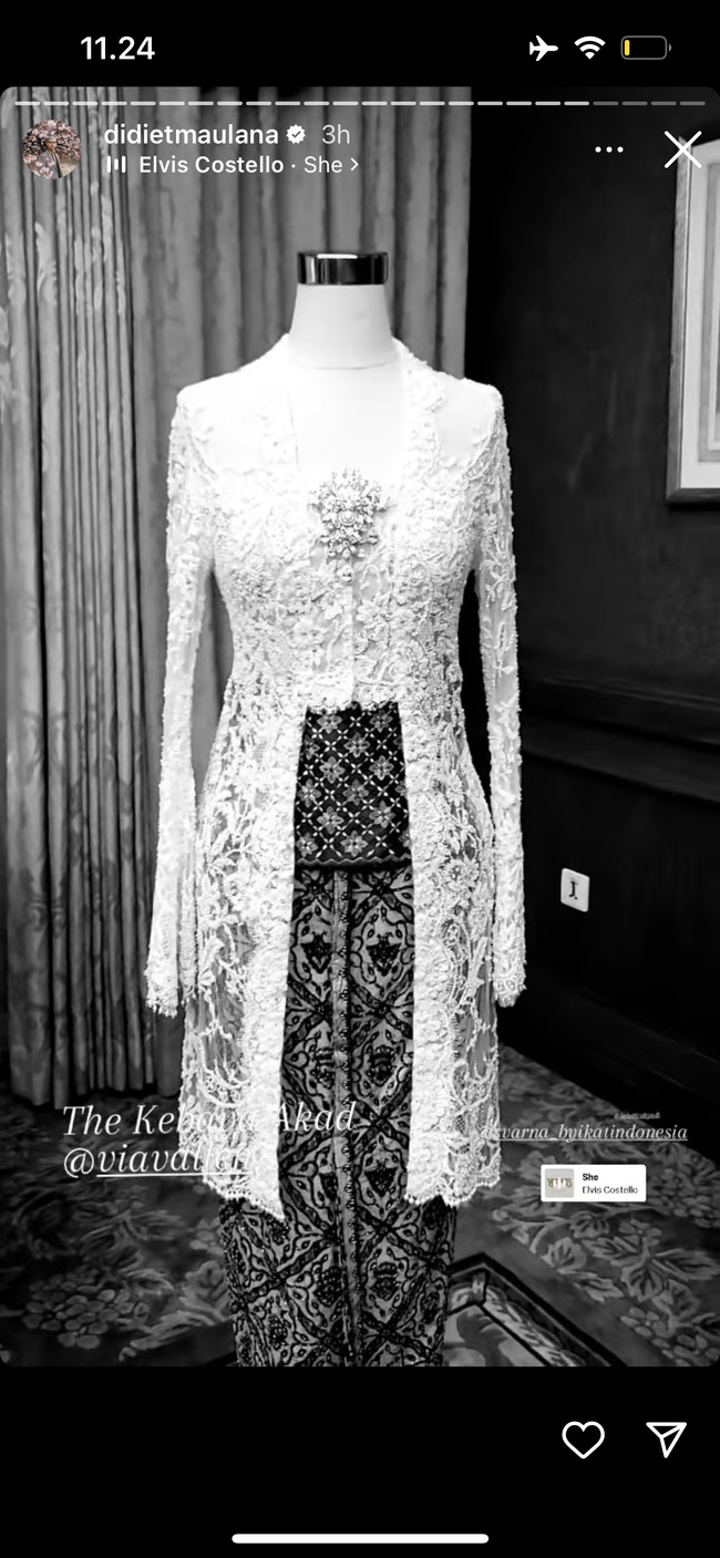 Kebaya klasik Kutu Baru yang dikenakan oleh Via Vallen sendiri tampak diunggah oleh sang desainer, Didiet Maulana ke Instagram Story miliknya. Kebaya tersebut tampak dipenuhi brukat dan dipercantik dengan sebuah bros di bagian tengahnya. Bagian bawah lengannya tampak dibuat sedikit lebar. Foto: Instagram/@didietmaulana