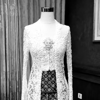 Kebaya klasik Kutu Baru yang dikenakan oleh Via Vallen sendiri tampak diunggah oleh sang desainer, Didiet Maulana ke Instagram Story miliknya. Kebaya tersebut tampak dipenuhi brukat dan dipercantik dengan sebuah bros di bagian tengahnya. Bagian bawah lengannya tampak dibuat sedikit lebar. Foto: Instagram/@didietmaulana