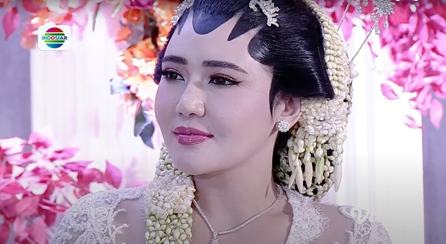Untuk melengkapi penampilannya, Via Vallen mengenakan aksesori berupa anting dan kalung bermodel senada. Penampilannya juga kian cantik dengan pulasan makeup dan lipstik berwarna merah muda. Foto: Indosiar