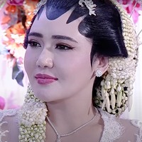 Untuk melengkapi penampilannya, Via Vallen mengenakan aksesori berupa anting dan kalung bermodel senada. Penampilannya juga kian cantik dengan pulasan makeup dan lipstik berwarna merah muda. Foto: Indosiar