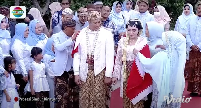 Setelah ijab kabul selesai diucapkan, Via Vallen dan Chevra pun melanjutkan dengan menjalani prosesi temu manten. Sebagai informasi tambahan, sebelmnya Via dan Chevra sudah melangsungkan acara lamaran pada 11 Mei 2022. Foto: Indosiar