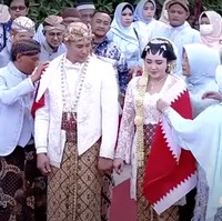 Setelah ijab kabul selesai diucapkan, Via Vallen dan Chevra pun melanjutkan dengan menjalani prosesi temu manten. Sebagai informasi tambahan, sebelmnya Via dan Chevra sudah melangsungkan acara lamaran pada 11 Mei 2022. Foto: Indosiar