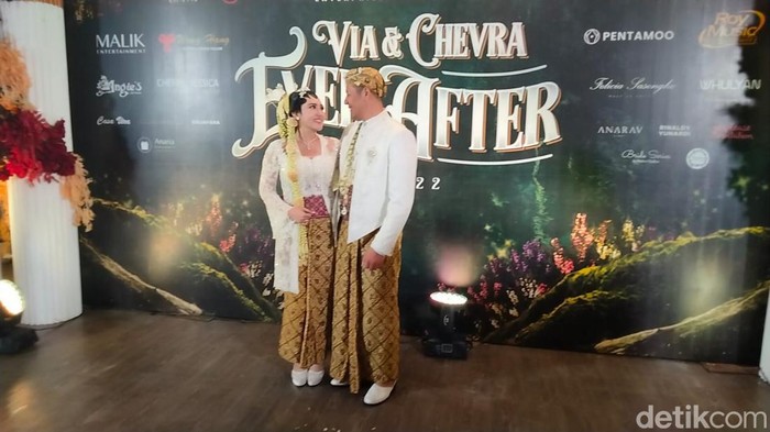 Via Vallen dan Chevra Yolandi menikah di Hotel JW Marriott Surabaya, Jumat (15/7/2022). Dengan penuh sukacita, mereka menunjukkan jemari yang sudah dihiasi cincin kawin.