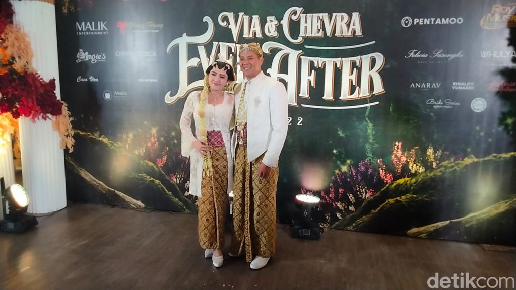 Via Vallen dan Chevra Yolandi menikah di Hotel JW Marriott Surabaya, Jumat (15/7/2022). Dengan penuh sukacita, mereka menunjukkan jemari yang sudah dihiasi cincin kawin.