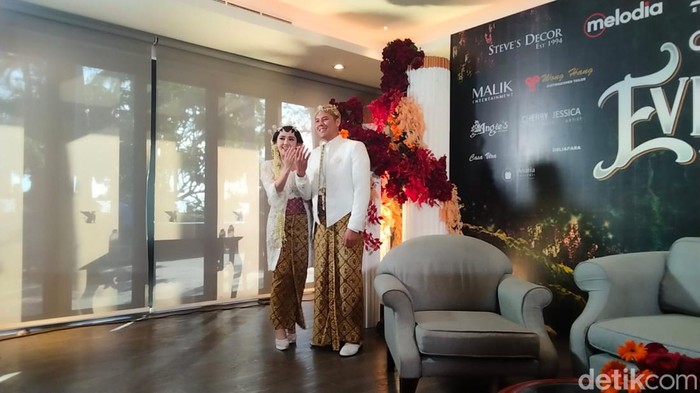 Via Vallen dan Chevra Yolandi menikah di Hotel JW Marriott Surabaya, Jumat (15/7/2022). Dengan penuh sukacita, mereka menunjukkan jemari yang sudah dihiasi cincin kawin.
