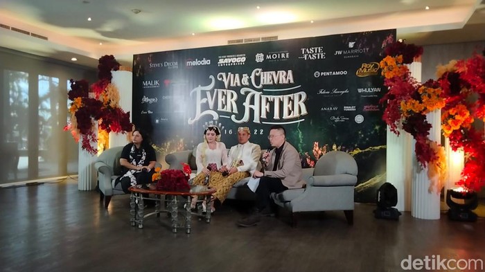 Via Vallen Menikah Via Vallen dan Chevra Yolandi menikah di Hotel JW Marriott Surabaya, Jumat (15/7/2022). Dengan penuh sukacita, mereka menunjukkan jemari yang sudah dihiasi cincin kawin.