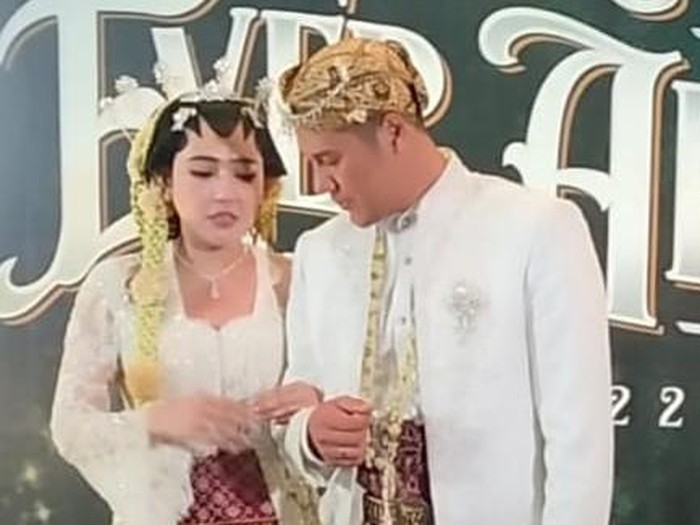 Via Vallen menikah dengan chevra yolandi