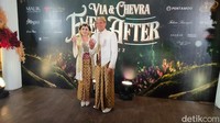 Dengan penuh sukacita, Via Vallen dan Chevra menunjukkan jemari yang sudah dihiasi cincin kawin/Foto: Praditya Fauzi Rahman/detikJatim