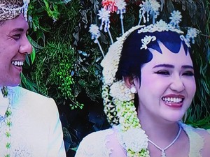Penampilan Via Vallen-Chevra Pakai Baju Adat Jawa