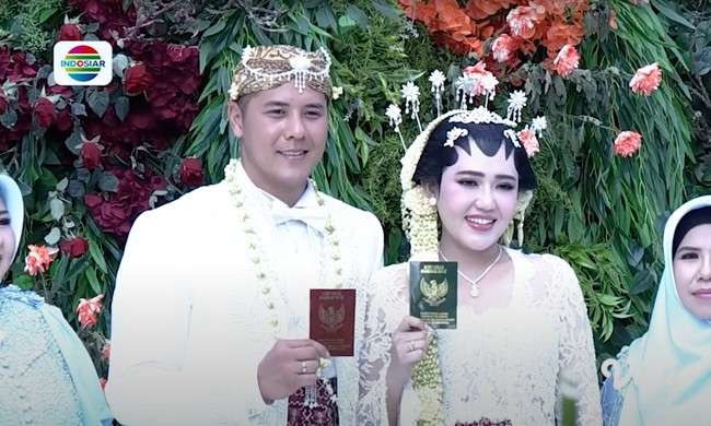 Setelah menjalani serangkaian acara menjelang pernikahan, Via Vallen dan Chevra Yolandi kini telah resmi menjadi suami-istri. Akad nikah Via dan Chevra digelar di hotel JW Mariott Surabaya, Jawa Timur. Foto: Indosiar