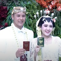 Setelah menjalani serangkaian acara menjelang pernikahan, Via Vallen dan Chevra Yolandi kini telah resmi menjadi suami-istri. Akad nikah Via dan Chevra digelar di hotel JW Mariott Surabaya, Jawa Timur. Foto: Indosiar