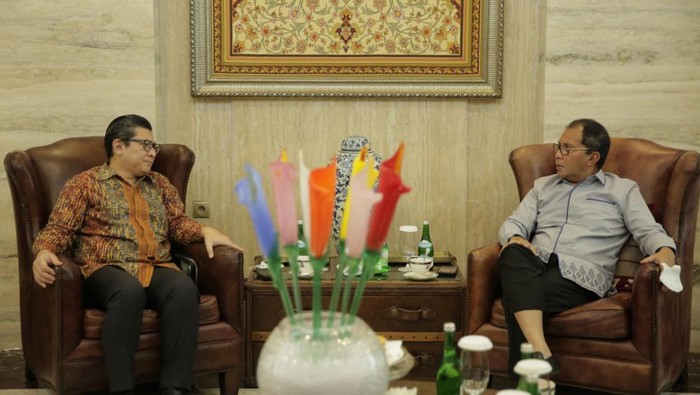 Wali Kota Makassar Danny Pomanto bersama Pemred detikcom Alfito Deannova.