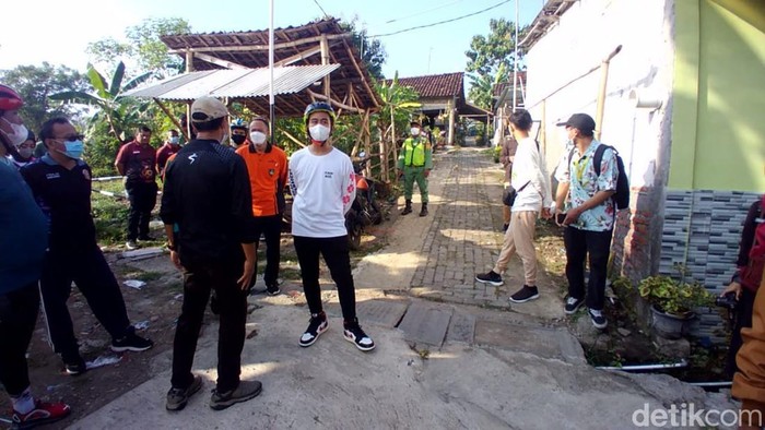 Wali Kota Solo Gibran Rakabuming saat mengecek hunian liar di eks Bong Mojo, Jebres, Jumat (15/7/2022).