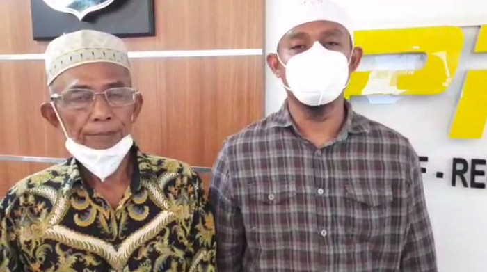 Waluyo (kiri) dan anaknya, Ari Suseno (kanan) di Polda Metro Jaya.