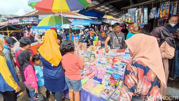 Wawan, penjual buku dadakan di Pasar Manis Ciamis.