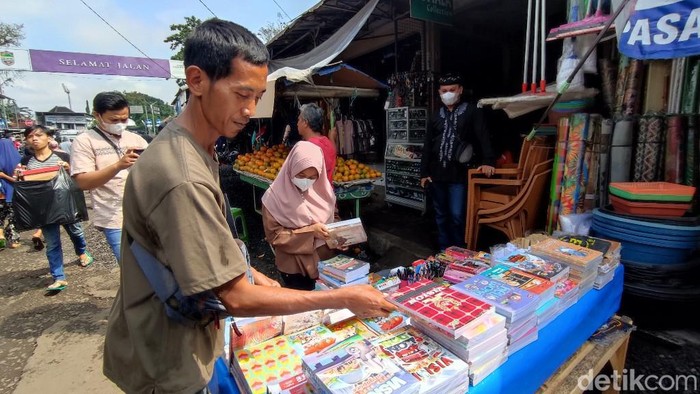 Wawan, penjual buku dadakan di Pasar Manis Ciamis.