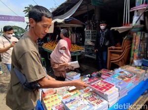 Berkah Jadi Penjual Buku Dadakan di Ciamis