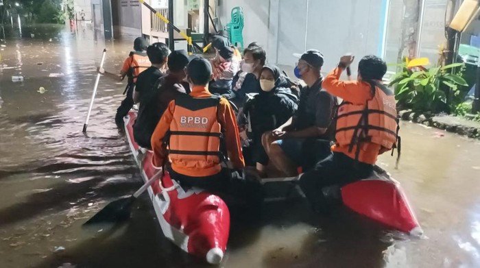 Wilayah Kota Tangerang Selatan (Tangsel) dikepung banjir di 13 titik lokasi yang berbeda. Tinggi banjir ada yang mencapai satu meter. (dok Istimewa)