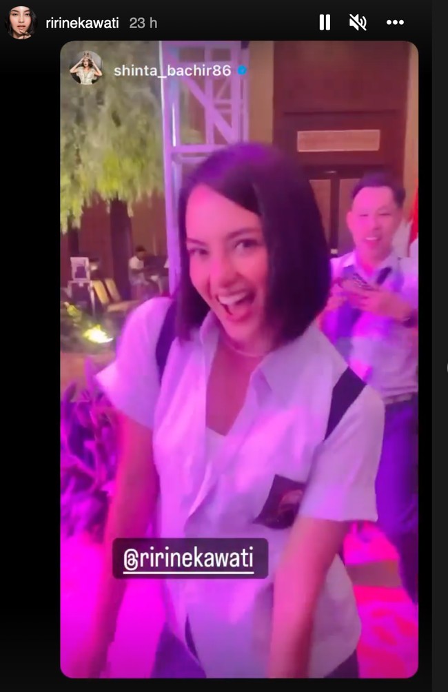 Sedangkan Ririn memilih membawa tas ransel hitam. Sambil berjoget, Ririn tampak begitu menikmati pesta tersebut. Foto: Instagram