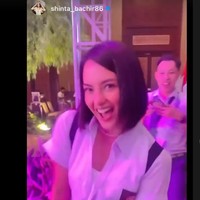 Sedangkan Ririn memilih membawa tas ransel hitam. Sambil berjoget, Ririn tampak begitu menikmati pesta tersebut. Foto: Instagram