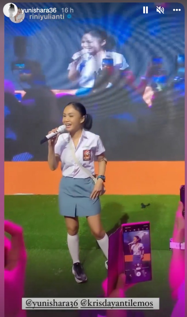 Dengan rambut diikat dua dan tubuh mungil, penampilan Yuni Shara jadi terlihat menggemaskan. Melihat penampilannya ini, kamu mungkin tidak akan menyangka jika Yuni suudah berusia 50 tahun. Foto: Instagram