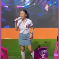 Dengan rambut diikat dua dan tubuh mungil, penampilan Yuni Shara jadi terlihat menggemaskan. Melihat penampilannya ini, kamu mungkin tidak akan menyangka jika Yuni suudah berusia 50 tahun. Foto: Instagram