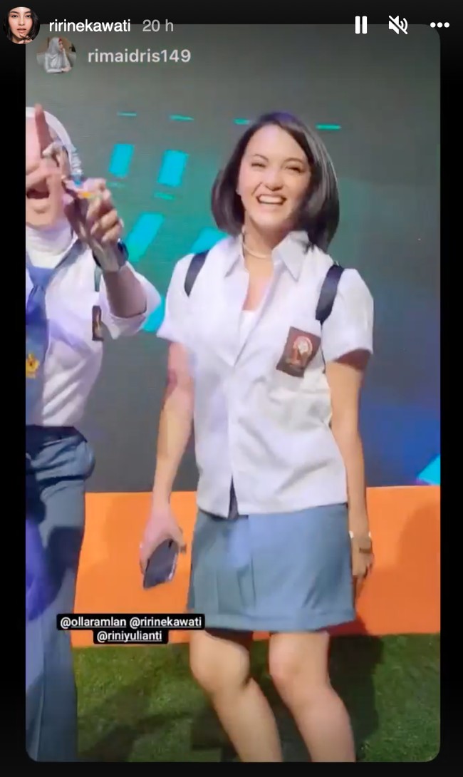 Berbeda dengan Yuni yang terlihat lebih rapih, Ririn memilih untuk terlihat lebih santai dengan mengeluarkan kemeja putih yang dikenakannya dan membuka kancing atas kemeja hingga cukup rendah. Rambut pendeknya pun tampak dibiarkan terurai. Foto: Instagram
