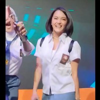 Berbeda dengan Yuni yang terlihat lebih rapih, Ririn memilih untuk terlihat lebih santai dengan mengeluarkan kemeja putih yang dikenakannya dan membuka kancing atas kemeja hingga cukup rendah. Rambut pendeknya pun tampak dibiarkan terurai. Foto: Instagram