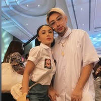 Kemeja putih yang dikenakan oleh Yuni Shara itu bagian bawahnya tampak dimasukkan ke dalam rok. Masing-masing lengan kemejanya digulung menjadi lebih pendek. Foto: Instagram