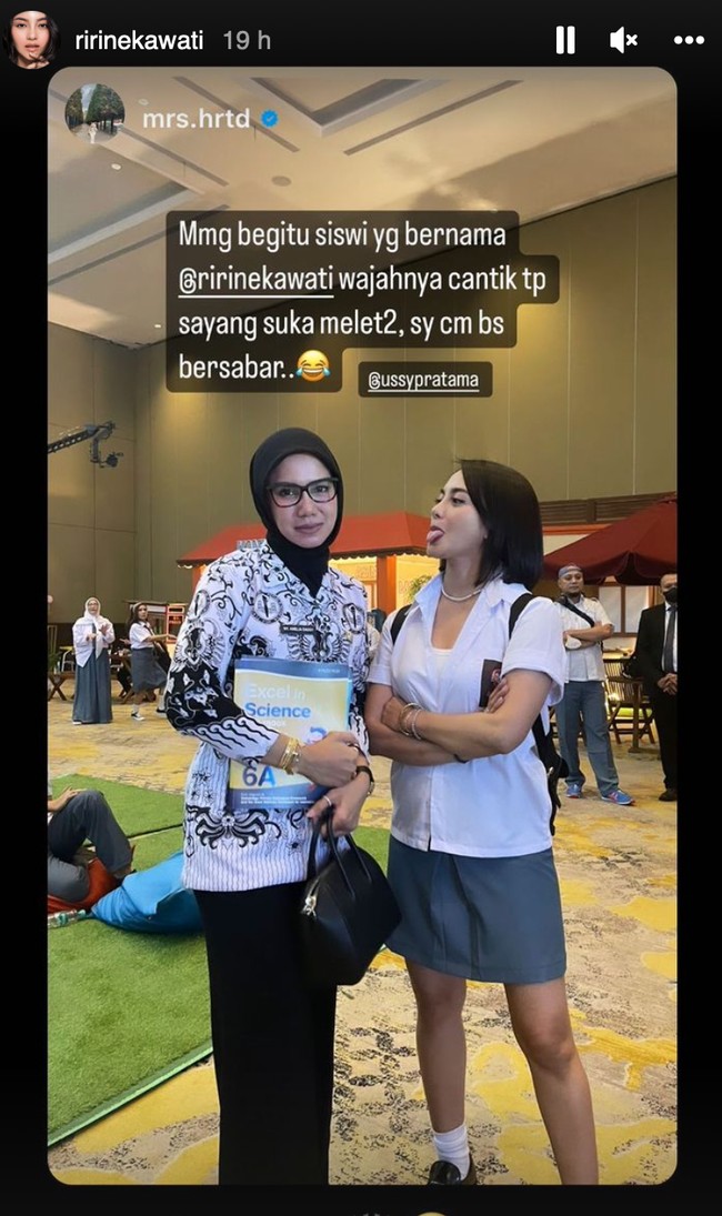 Untuk melengkapi penampilannya, Ririn terlihat mengenakan kalung mutiara berwarna putih di lehernya. Bak siswi SMA yang nakal, Ririn tampak memberikan ekspresi sedang melet ke guru di sebelahnya. Foto: Instagram