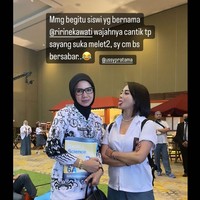 Untuk melengkapi penampilannya, Ririn terlihat mengenakan kalung mutiara berwarna putih di lehernya. Bak siswi SMA yang nakal, Ririn tampak memberikan ekspresi sedang melet ke guru di sebelahnya. Foto: Instagram