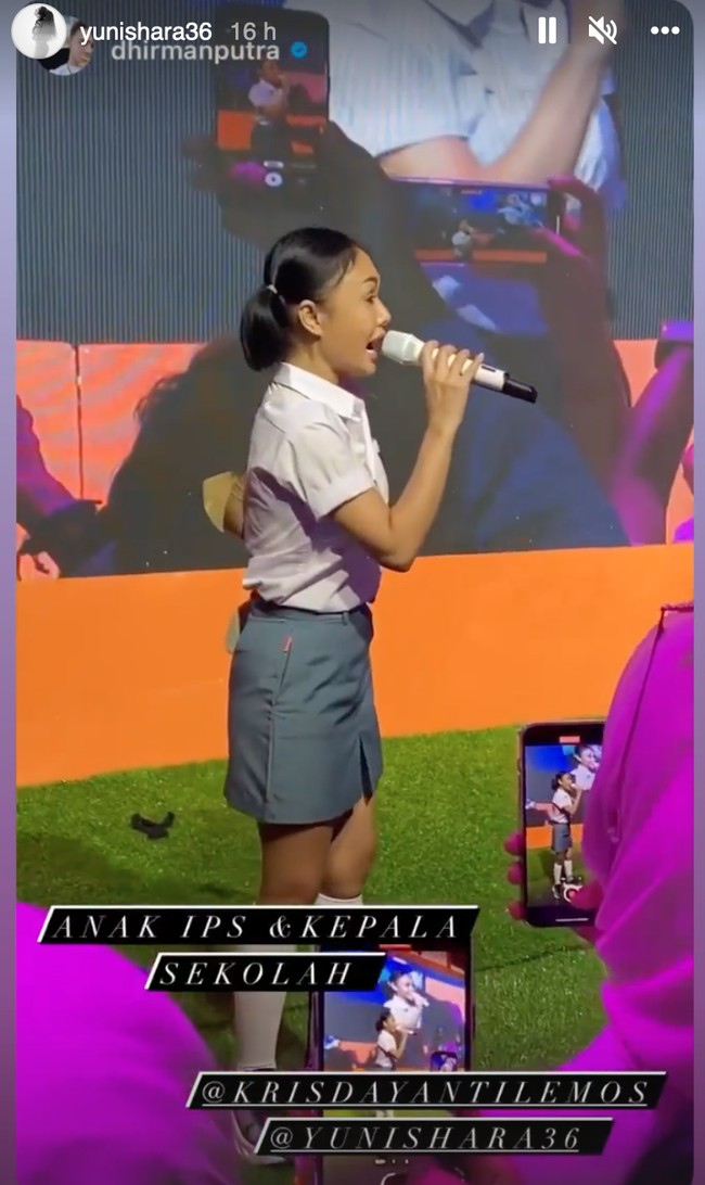 Di acara ulang tahun Ussy, Yuni juga ikut menyumbang menyanyikan lagu. Begini penampilan ibu 2 orang anak tersebut. Foto: Instagram