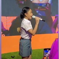 Di acara ulang tahun Ussy, Yuni juga ikut menyumbang menyanyikan lagu. Begini penampilan ibu 2 orang anak tersebut. Foto: Instagram