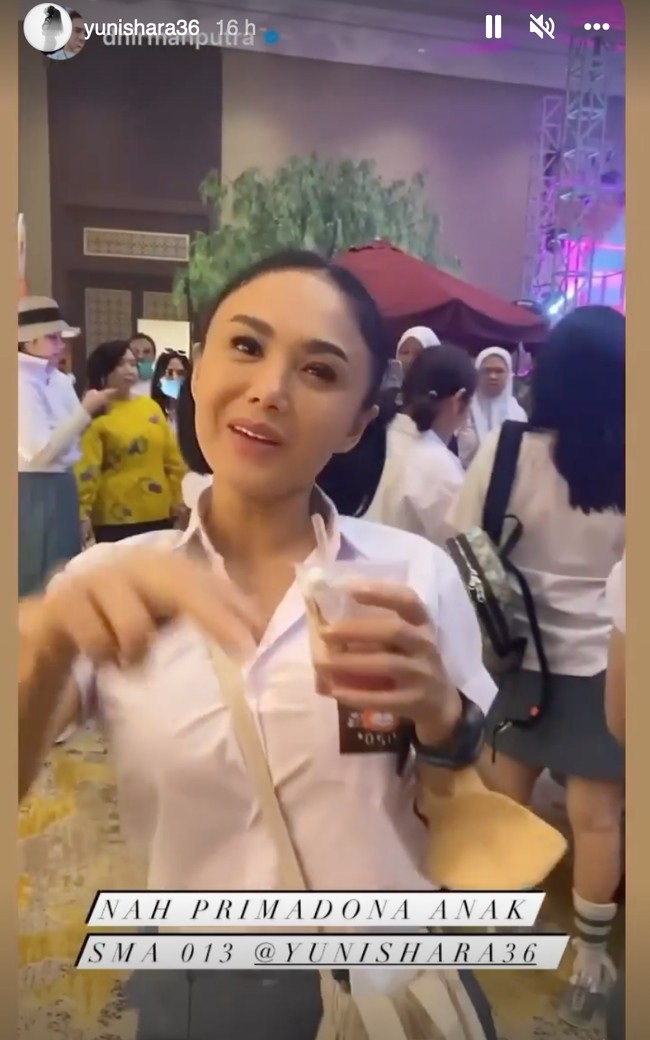 Seperti anak sekolah, Yuni melengkapi penampilannya dengan membawa tas selempang berwarna krem. Sambil memegang es podeng, Yuni tampak ikut berjoget di pesta ulang tahun Ussy tersebut. Foto: Instagram