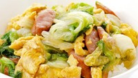 Mau bikin hidangan praktis dan bernutrisi? Coba buat orak-arik telur dengan campuran sosis dan sayuran. Bumbunya gampang, ada bawang putih, kaldu jamur, saus tiram, dan bahan lain dalam resep ini. Foto: iStock