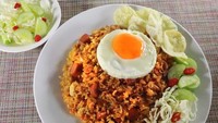 Siapa tak suka nasi goreng? Kamu bisa menambahkan potongan sosis agar rasanya tambah enak. Bikin nasi goreng pakai bumbu lengkap seperti cabe, bawang, merica, dan terasi. Lihat resepnya di sini. Foto: detikfood