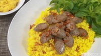 Tampilan nasi kuning ini makin menarik selera dengan topping irisan sosis. Si kecil pasti jadi lebih semangat menyantapnya. Bikinnya gampang pakai rice cooker. Begini cara buatnya. Foto: detikfood