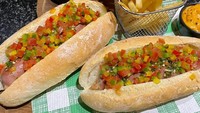 Resep sosis ini berasal dari Argentina. Berupa sajian hot dog dengan topping dua saus yang rasanya pedas dan segar. Kamu bisa melihat bahan dan cara membuatnya di sini. Foto: detikfood