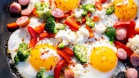 Paduan sosis, telur, dan sayuran seperti paprika dan brokoli ini bisa jadi ide menu sarapan istimewa. Bikin yuk dengan mencontek resep ini. Foto: iStock