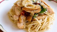 Kreasi lain dari spaghetti sosis adalah dengan racikan aglio olio yang gurih pedas ini. Semakin nikmat dengan taburan keju parmesan! Bikin spaghetti ala restoran ini dengan resep berikut. Foto: iStock 