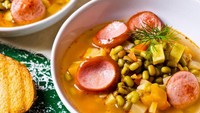 Udara dingin paling enak ditumpas dengan makan sup hangat. Campuran sosis, kacang hijau, dan sayuran bisa jadi isiannya. Begini cara bikin sup kacang hijau dan sosis. Foto: iStock 