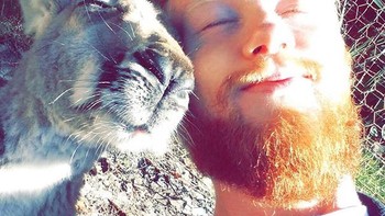 Pose menunggu senja datang. Foto: (Bored Panda).