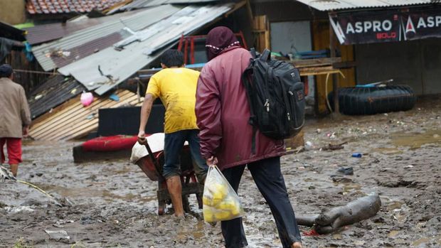 Banjir bandang Garut 2022 terjadi akibat guyuran hujan deras yang tak kunjung berhenti. Banjir tersebut melanda Garut, Jawa Barat sejak Jumat (15/7/2022) malam.
