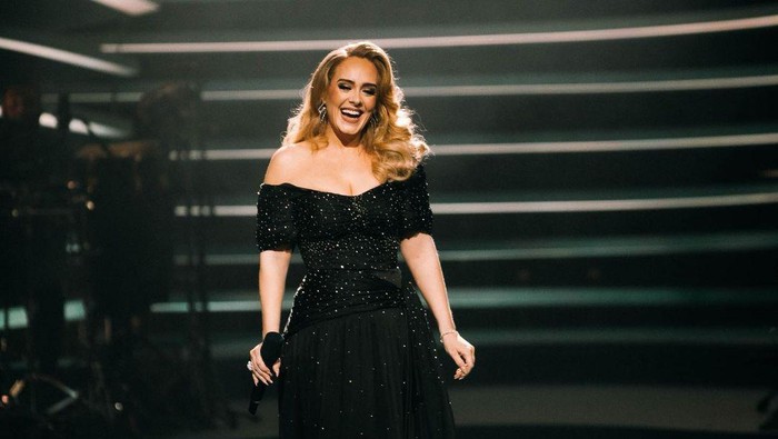 Adele Nangis di Atas Panggung Usai Inggris Kalah