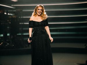 Adele Nangis di Atas Panggung Usai Inggris Kalah
