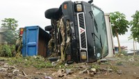 Tidak hanya itu, derasnya banjir juga membuat banyak kendaraan ikut terseret. Dari foto-foto yang diterima detikJabar, mobil-mobil jenis minibus, pikap, truk hingga ambulans rusak hingga terguling.